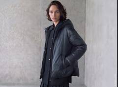 Piumini blu da donna: una tonalità profonda per affrontare l’inverno con stile
