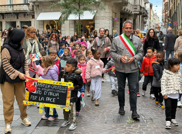 (CR) Marcia della Pace: 2mila studenti e studentesse in Piazza del Comune