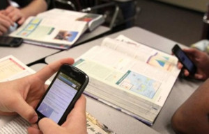 Il Ministro dell'Istruzione Giuseppe Valditara vieta l'uso dei telefonini in classe. E' giusto?